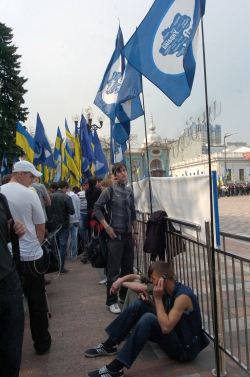  Біля Верховної Ради відбувся з’їзд партії «Наша Україна». З’їзд запланований як акція прямої дії на річницю ратифікації “Харківських угод”. 