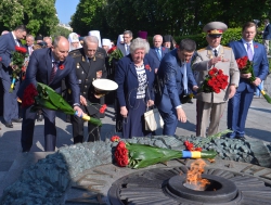 Голова Верховної Ради України Андрій Парубій, Президент України Петро Порошенко, Прем'єр-міністр України Володимир Гройсман  взяли участь у Церемонії покладання квітів до могили Невідомого Солдата 