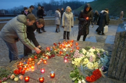 Під час церемонії вшанування пам’яті жертв голодоморів в Києві, в суботу, 27 листопада 2010 р. біля пам’ятника жертвам Голодомору