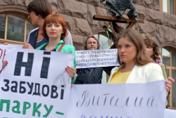 Біля Київської міської ради відбулась акція проти незаконних забудов.