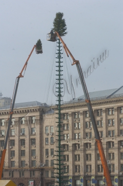 КИЇВ. На головній площі країни біля монументу Незалежності столичні комунальники продовжують збирати головну ялинку столиці. 