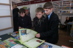 В столичному Українському домі відкрито Благодійний дитячий книжковий ярмарок до Дня Святого Миколая.