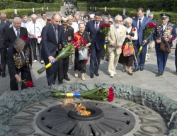 Церемонія вшанування жертв війни, покладання квітів до меморіалу Невідомого солдата у парку Слави.