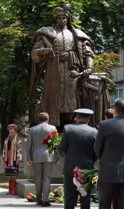 Церемонія покладання квітів до пам'ятника Пилипу Орлику з нагоди Дня Конституції.