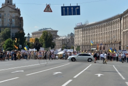 Вкладники збанкрутілих банків, які вимагають повернути свої вклади, перекрили проїзд по Хрещатику.