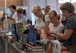 Книжкова виставка-ярмарок до Дня Знань, в Українському домі.