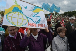 У Києві пройшов Марш миру за участю представників міської влади та центральних органів виконавчої влади, представників ООН, громадських організацій ветеранів, учасників антитерористичної операції та молоді Києва. 