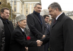 Президент Петро Порошенко прийняв участь у церемонії вшанування пам’яті загиблих з нагоди 72-ї річниці вигнання нацистів з України (площа Слави).