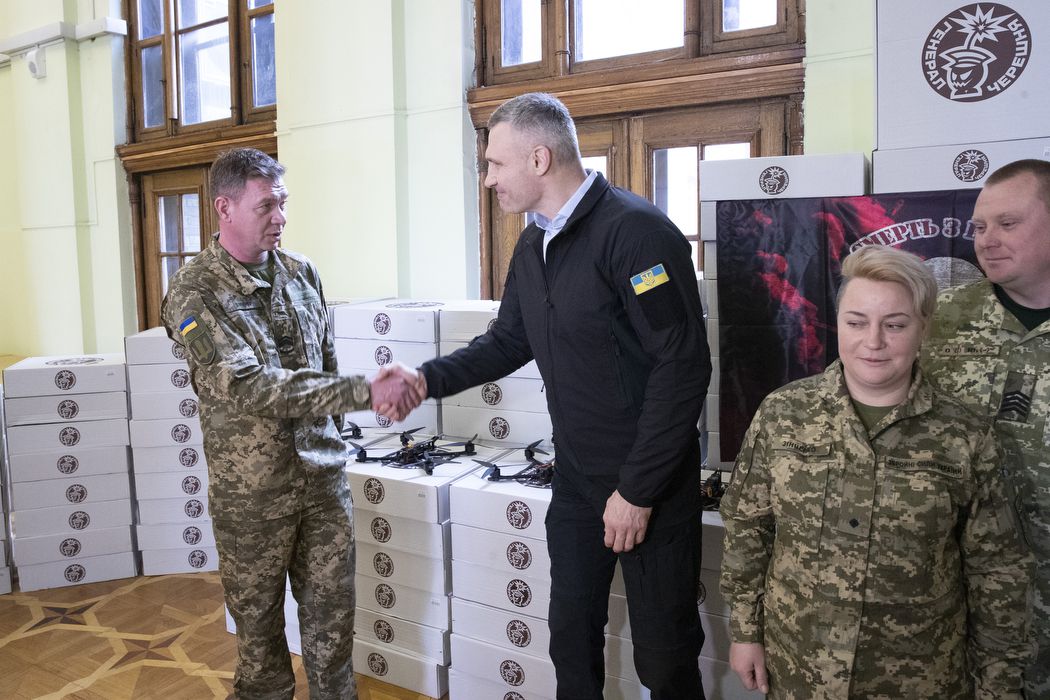 Громада столиці передала ще 800 БпЛА бійцям 72-ї бригади імені Чорних запорожців